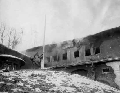 Au "nid d'aigle" d'Hitler, à Berchtesgaden, dans les Alpes bavaroises, des soldats américains font descendre le drapeau nazi.
(4 mai 1945)