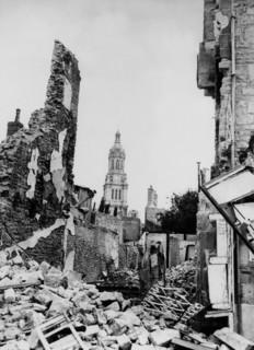 Avranches sous les décombres. 
(31 juillet 1944)