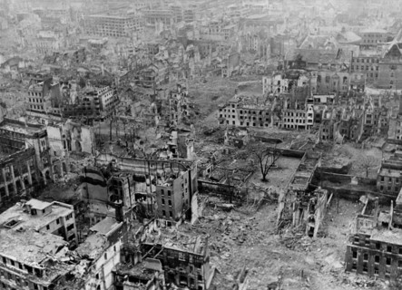 La ville de Cologne, en Allemagne, entièrement dévastée.
 (6 mars 1945)