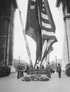 Les cinq drapeaux alliés hissés sous l'Arc de Triomphe.
 (8 mai 1945)