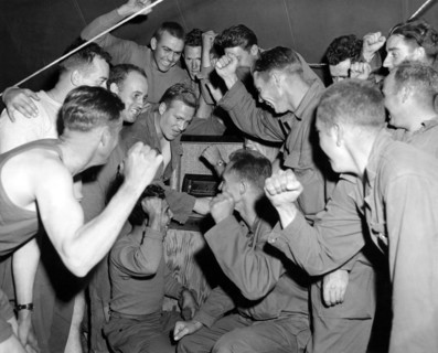 Les troupes américaines apprennent la nouvelle de la déclaration de guerre de la Russie au Japon. 
(8 août 1945)