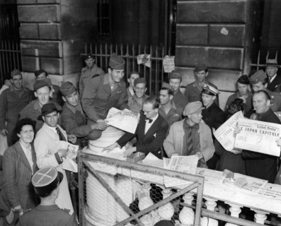 Les troupes américaines célèbrent la reddition du Japon. (10 août 1945)