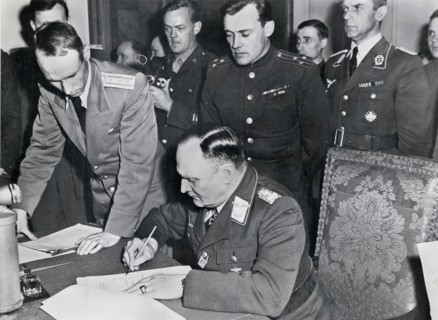 A Berlin, les Allemands signent les termes de la reddition.
 (9 mai 1945)