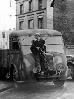 A dreux, un soldat des F.F.I. se met à l'abri.
 (19 août 1944)