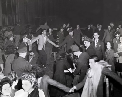 V-E Day, Jour de la victoire, à Paris.
(8 mai 1945)