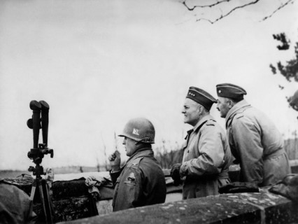 Le nouveau commandant de la Ve Armée U.S sur le front italien. 
(15 décembre 1944)