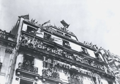 V-E Day, Jour de la Victoire, à Paris.
(8 mai 1945)