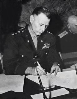 Les termes de la reddition signés à Reims. 
(7 mai 1945)