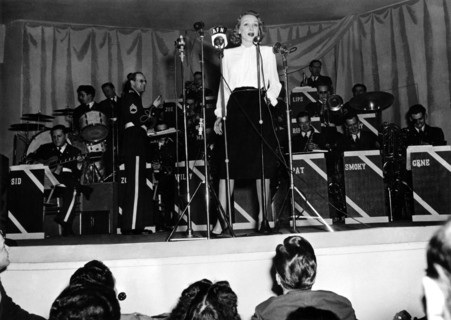Marlène Dietrich à Paris. (1945)