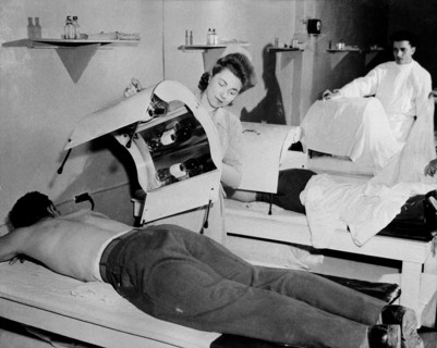 Des soldats américains reçoivent des traitements aux infrarouges dans un hôpital militaire en France.