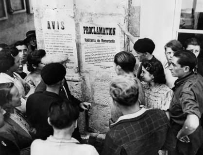 Les habitants de Romorantin lisent une proclamation alliée. (Septembre 1944)