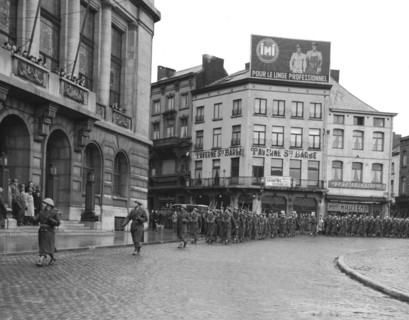 Parade devant l'hôtel de ville de Charleroi, 12 décembre 1944