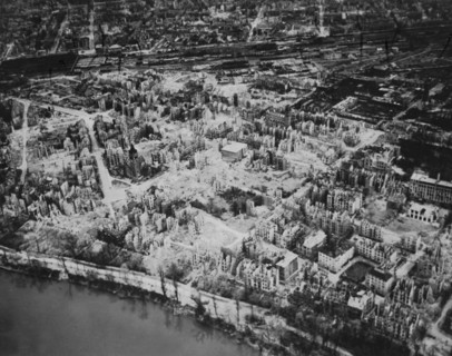Vue aérienne de Mannheim en ruines,  29 mars 1945