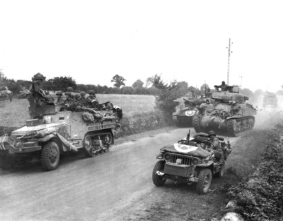 Véhicules blindés américains filant vers Concarneau en Bretagne, août 1944