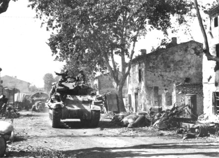 Un char de la VIIe armée alliée passe devant des épaves dans le Sud de la France, août 1944