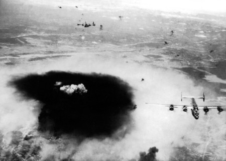 B-24 Liberators au-dessus de la rafinerie de pétrole de Ploesti, 22 août 1944