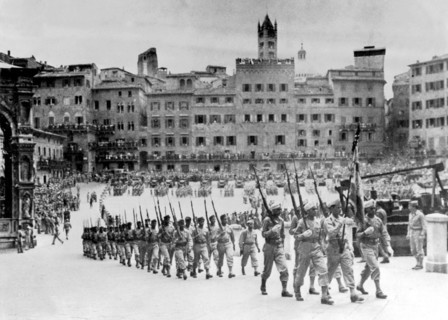 Défilé des troupes françaises le 14 juillet 1944 à Sienne