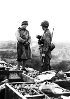 Général américain observant le port de Cherbourg des hauteurs, 27 juin 1944