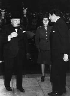 Le premier ministre Churchill rend visite à l'ambassadeur américain Winant à Londres (Angleterre), 9 mai 1945