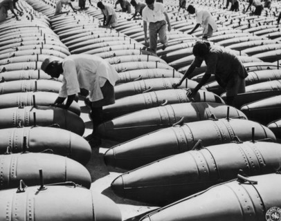 Des travailleurs indiens contrôlent les réservoirs de carburant à Bangalore, 1944