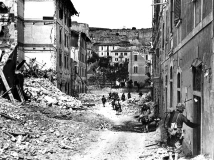 Soldats français aux abords de Portoferrato sur l'île d'Elbe, 30 juin 1944