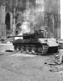 Char allemand abandonné devant la catédrale de Cologne, 6 mars 1945