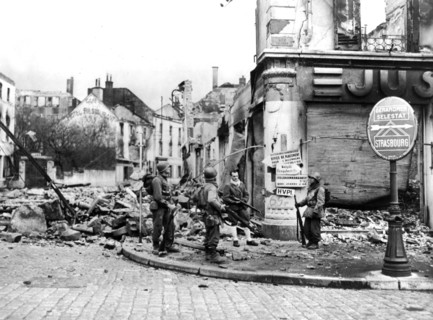Chasse aux tireurs isolés allemands dans St-Die en ruines, 23 novembre 1944