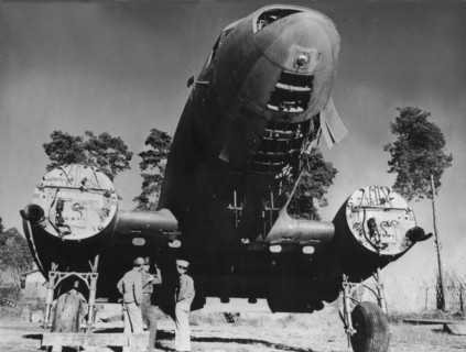 Démontage d'un avion cargo pour récupération en Chine, 1944