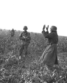 Un soldat allemand se rend près de Beeck, 29 novembre 1944