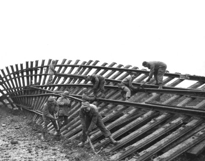 Des ingénieurs américains réparent la voie ferrée à Bensdorf en Alsace, 3 décembre 1944