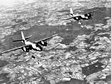 B-26 Marauders lâchent leurs bombes, début 1945