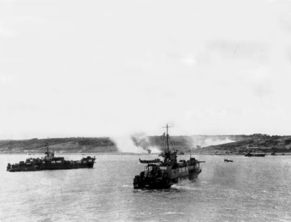 La flotte américaine du débarquement approche une plage de la côte normande, 6 juin 1944