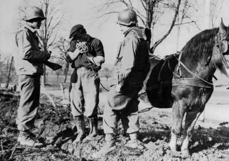 Conversation entre deux soldats américains et un paysan en Alsace, 23 février 1945