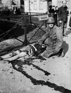 Enfant allemand tombé sous le feu nazi à Muhlhausen (Allemagne) 5 avril 1945