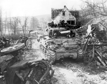 Chars de la 7e armée US traversent Silz, 23 mars 1945
