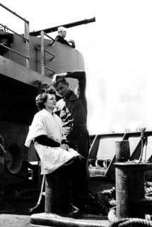 Coiffeur sur un Liberty, été 1944