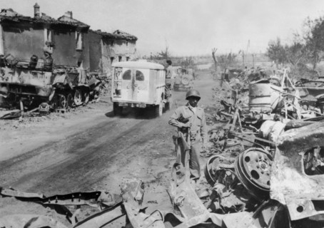 Les épaves de matériel de guerre allemand jonchent la ville de Loriol, août 1944