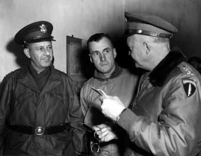 Le général Eisenhower en tournée dans un poste de commande du front du 6e groupe d'armées, 24 novembre 1944