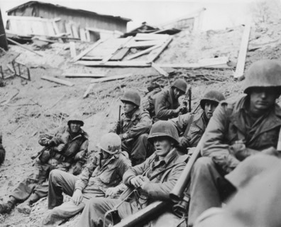 Des membres de la 7e armée US s'apprêtent à franchir le Rhin, 26 mars 1945
