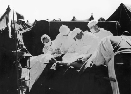 Les médecins de l'armée US opèrent en plein air en France, été 1944
