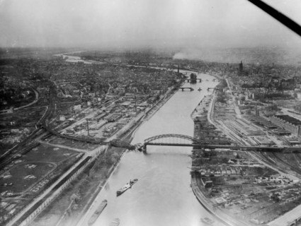 Vue aérienne de Francfort dévastée, 29 mars 1945
