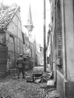 Soldat isolé américain progressant dans Orsoy, début mars 1945