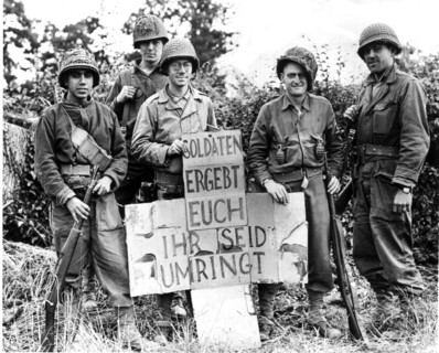Des soldats américains engagent des soldats allemands à se rendre en Normandie, juin 1944