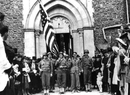 Les troupes américaines se joignent à une cérémonie religieuse à Mayenne
(15 août 1944)