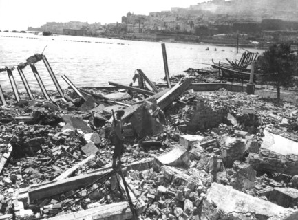 Vue du port dévasté de Gaeta, en Italie
(22 mai 1944)