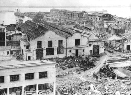 Vue du front de mer dévasté à Naples
(6 octobre 1943)