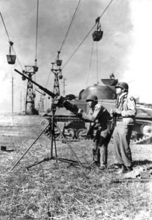 Soldats américains installant des mitrailleuses anti-aériennes sur la Moselle
(Septembre 1944)