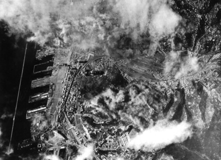 Les "Forteresses volantes" bombardent les dépôts ferroviaires de Gênes
(29 octobre 1943)