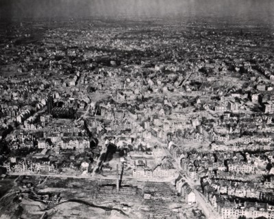 Vue aérienne d'Essen bombardée
(10 avril 1945)