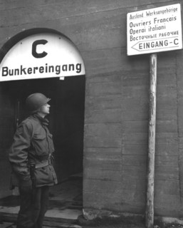 Panneau rédigé en plusieurs langues, sur les bâtiments de l'usine automobile Daimler-Benz à Mannheim
(6 avril 1945)